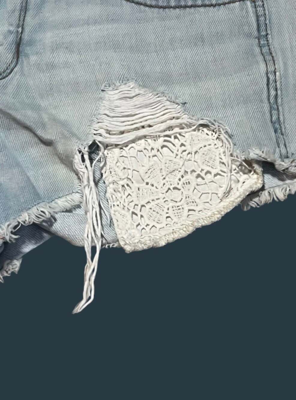 Hollister Low-Rise Boyfriend Distressed Lace Denim Shorts Size 5 / 27 - Picture 3 of 9